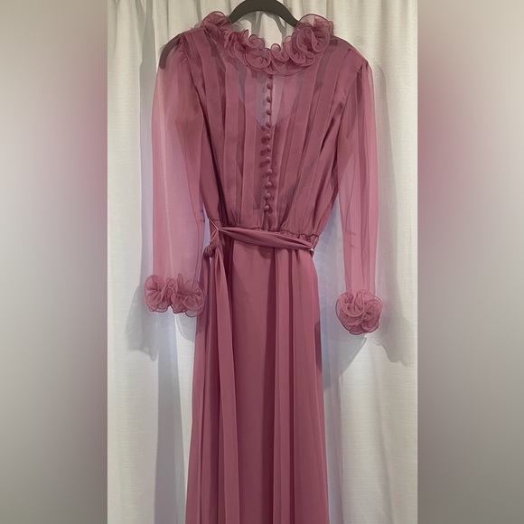 Miss Elliette California Ruffled Collar Full length Dress *Like New*. Size 6 - Picture 2 of 9